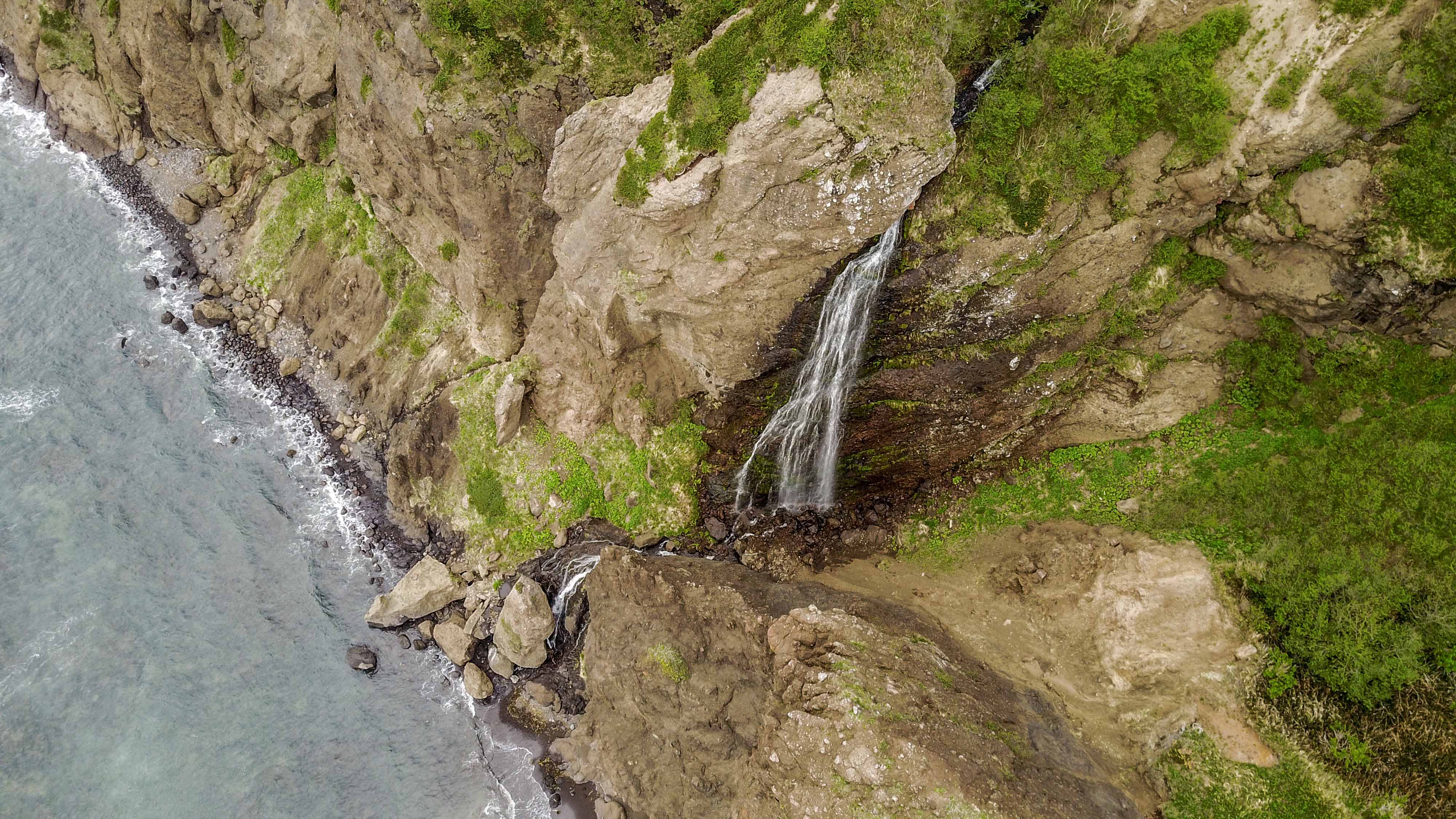 Сахалин водопад на бакланьих скалах